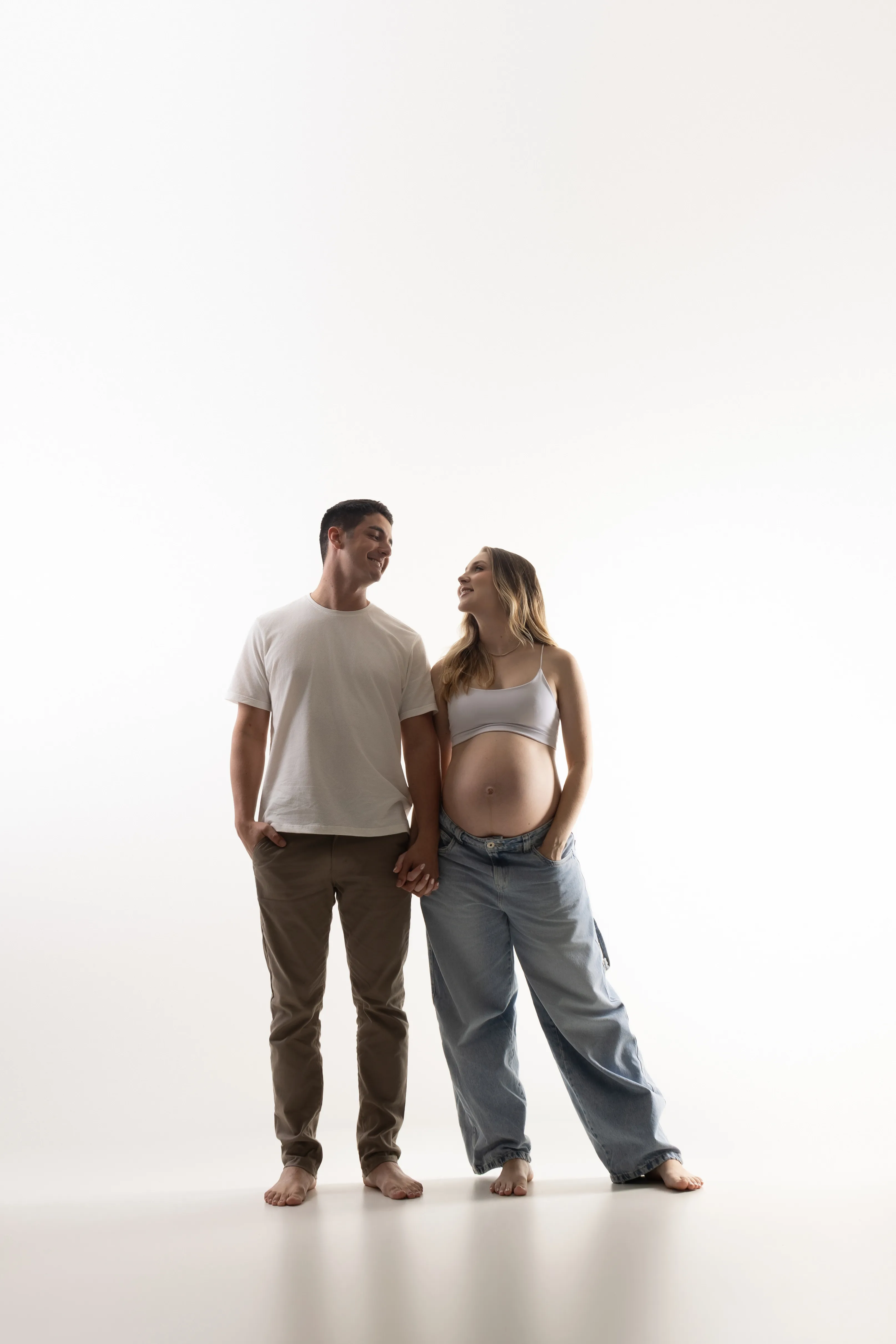 Detalhe das mãos sobre a barriga