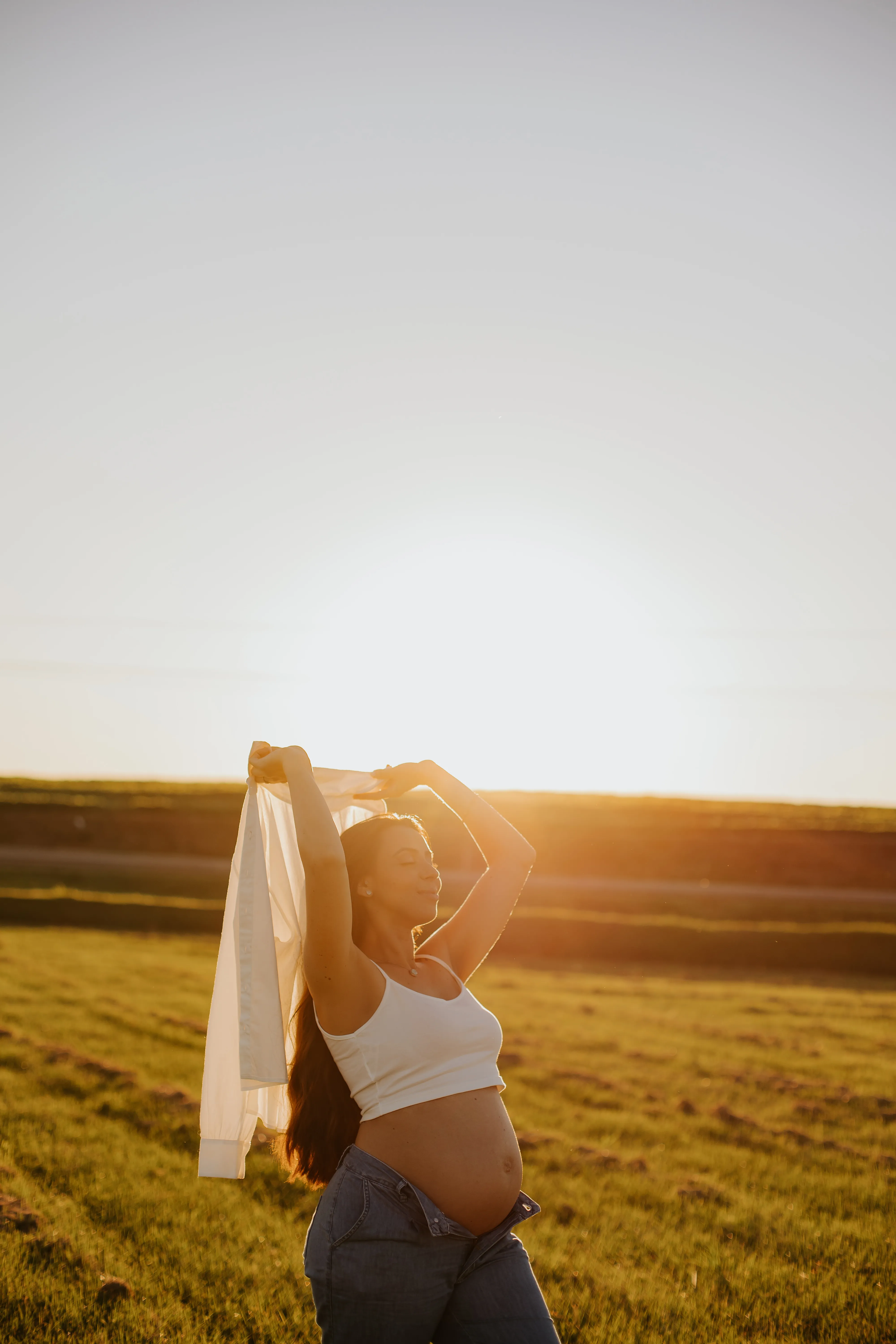 Gestante de corpo inteiro em luz natural