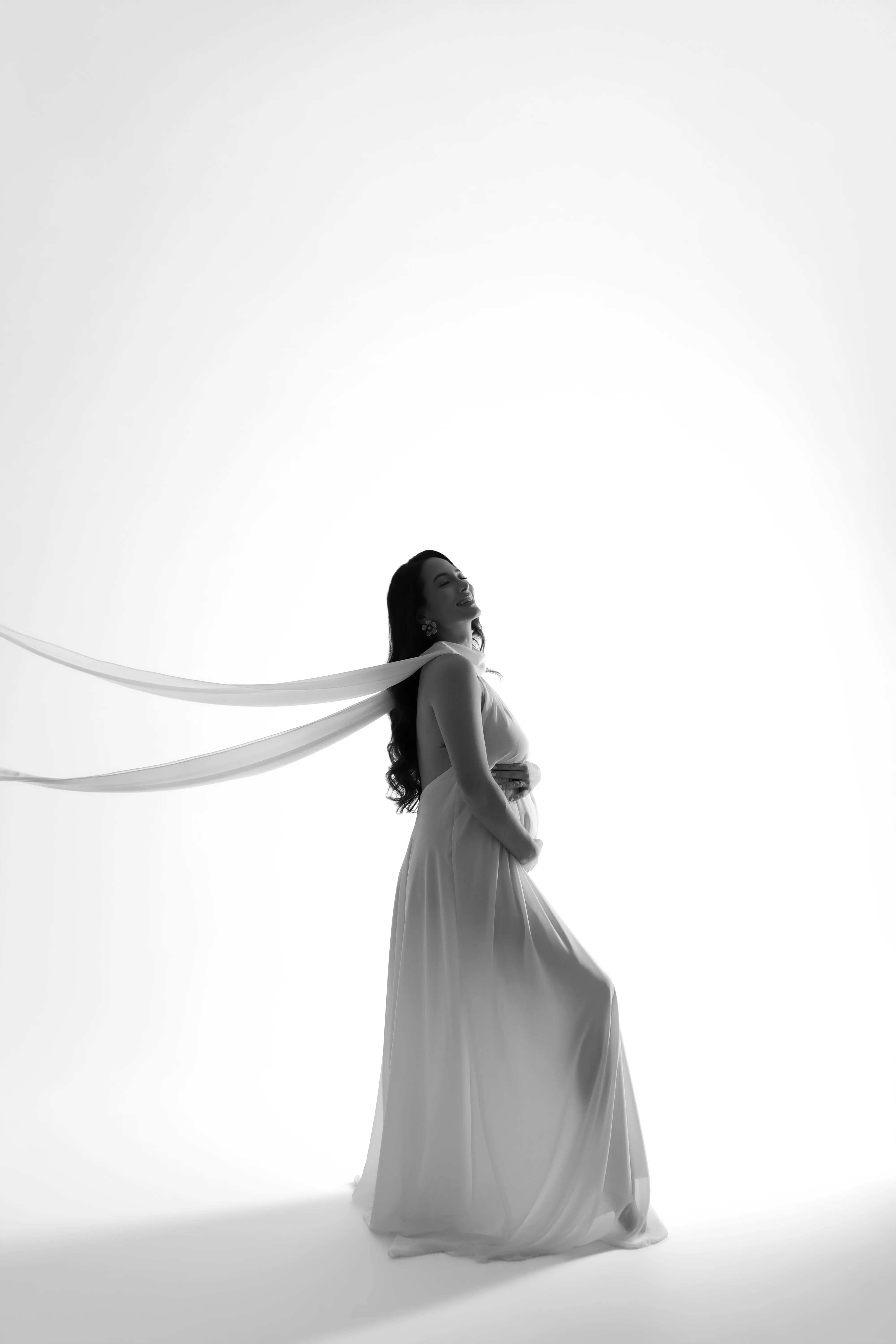 Gestante em vestido fluido, retrato de estúdio